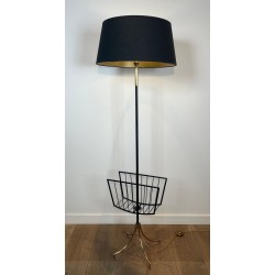 Lampadaire de Parquet Design en Métal Laqué Noir et Laiton Intégrant un Porte-Revues