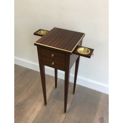 Petite Table Néoclassique en Acajou et Laiton à tiroirs et Tirettes laissant apparaître deux Cendriers