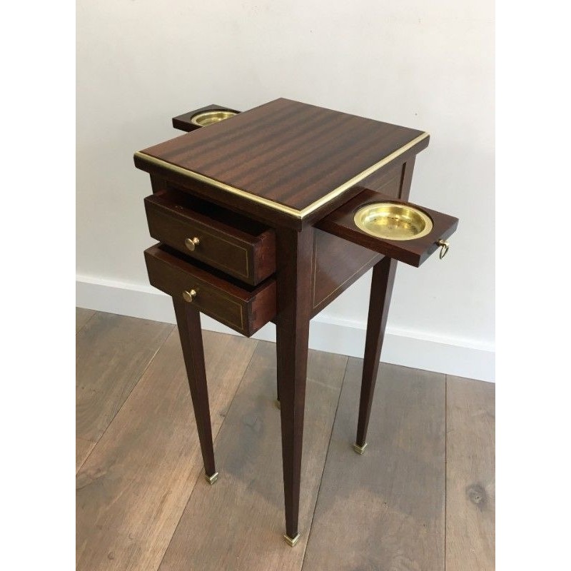 Petite Table Néoclassique en Acajou et Laiton à tiroirs et Tirettes laissant apparaître deux Cendriers