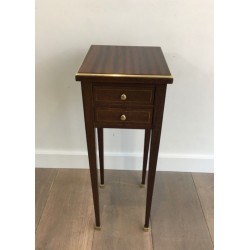 Petite Table Néoclassique en Acajou et Laiton à tiroirs et Tirettes laissant apparaître deux Cendriers