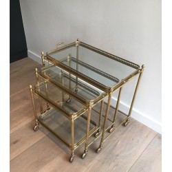 Suite de 3 Tables Gigognes Néoclassiques en Laiton à Roulettes