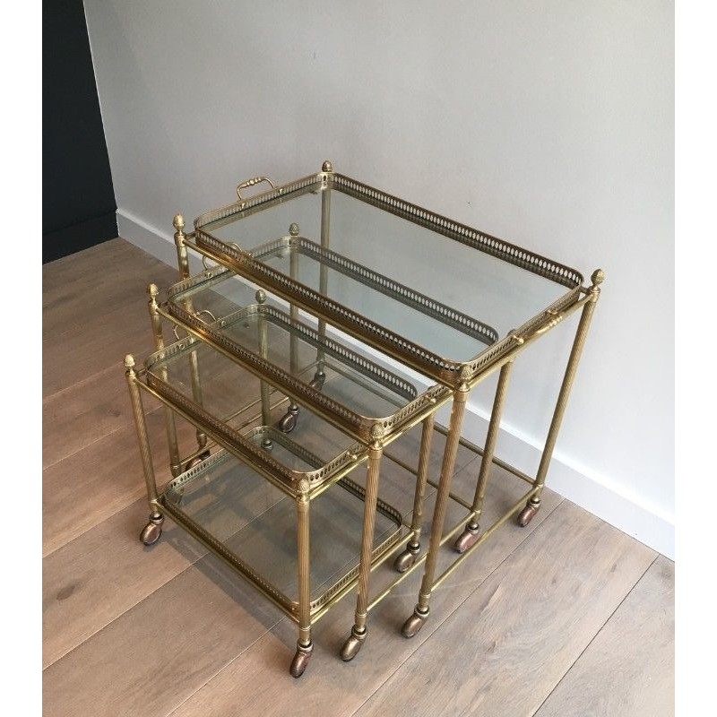 Suite de 3 Tables Gigognes Néoclassiques en Laiton à Roulettes