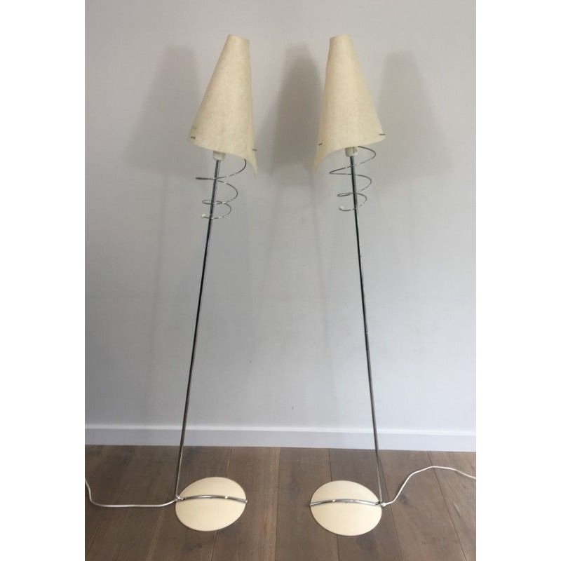 Paire de Lampadaires Design en Chrome, Métal Laqué Blanc et Abat-Jours en Plastique