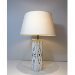 Lampe de Table de Style Néoclassique en Tôle Laquée Blanche à Décors Dorés, Travail Français, Vers 1970