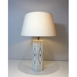 Lampe de Table de Style Néoclassique en Tôle Laquée Blanche à Décors Dorés, Travail Français, Vers 1970
