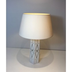 Neoclassical Style White Lacquered Tôle Table Lamp with Gilt Decorations, French Work, Circa 1970