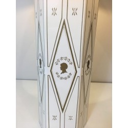 Lampe de Table de Style Néoclassique en Tôle Laquée Blanche à Décors Dorés, Travail Français, Vers 1970