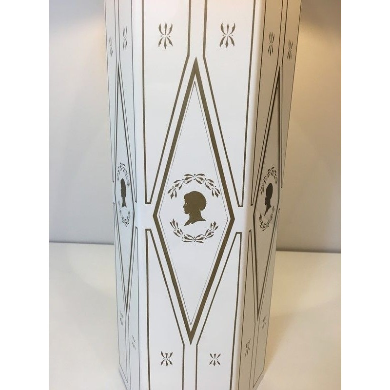 Neoclassical Style White Lacquered Tôle Table Lamp with Gilt Decorations, French Work, Circa 1970