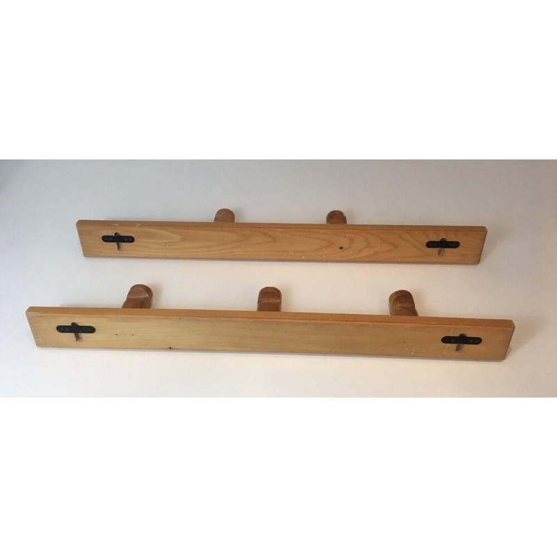 Charlotte Perriand, Paire de Porte-Manteaux Muraux en Sapin, Travail Français, Vers 1970