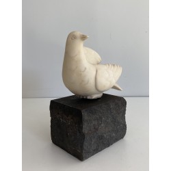 Sculpture en Marbre de Carrare Représentant une Colombe sur Socle en Pierre, Signée Del Torionne, Travail Italien, Vers 1950