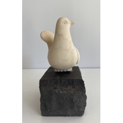 Sculpture en Marbre de Carrare Représentant une Colombe sur Socle en Pierre, Signée Del Torionne, Travail Italien, Vers 1950