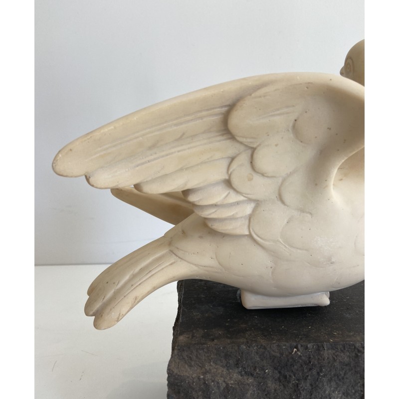 Sculpture en Marbre de Carrare Représentant une Colombe sur Socle en Pierre, Signée Del Torionne, Travail Italien, Vers 1950