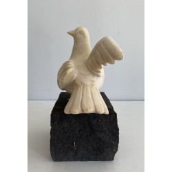 Sculpture en Marbre de Carrare Représentant une Colombe sur Socle en Pierre, Signée Del Torionne, Travail Italien, Vers 1950