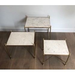 Tables Gigognes en Laiton à Plateaux de marbre Blancs de la Maison Jansen