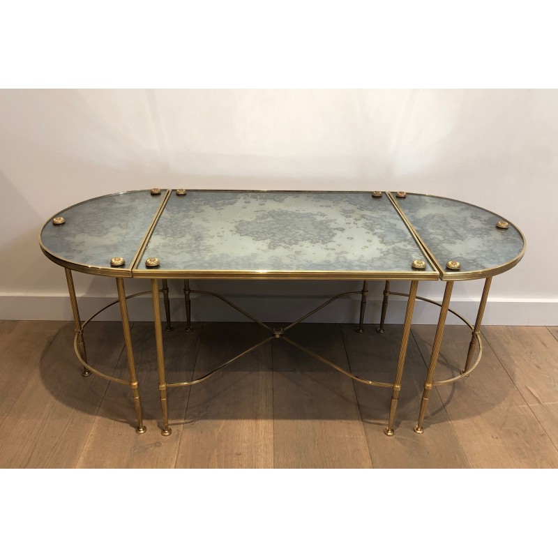 Table Basse Tripartite en Laiton et Miroirs Églomisés de la Maison Baguès, Travail Français, Vers 1940
