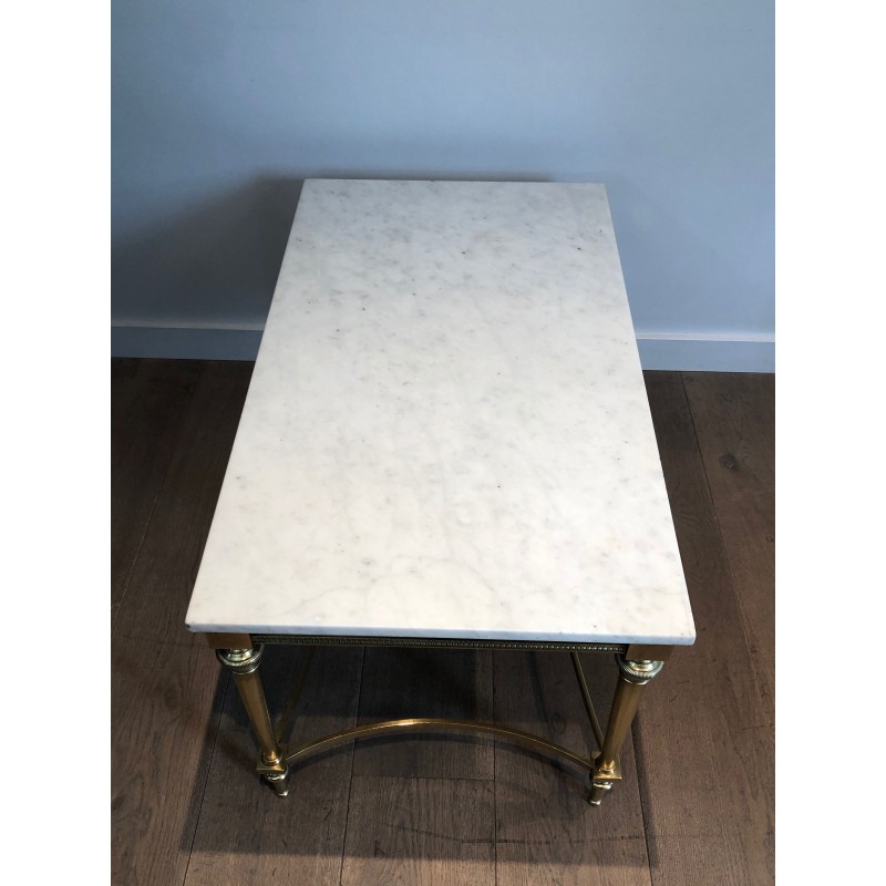 Table Basse Néoclassique en Laiton et Plateau de Marbre Blanc de Carrare, dans le Goût de la Maison Ramsay, Vers 1940