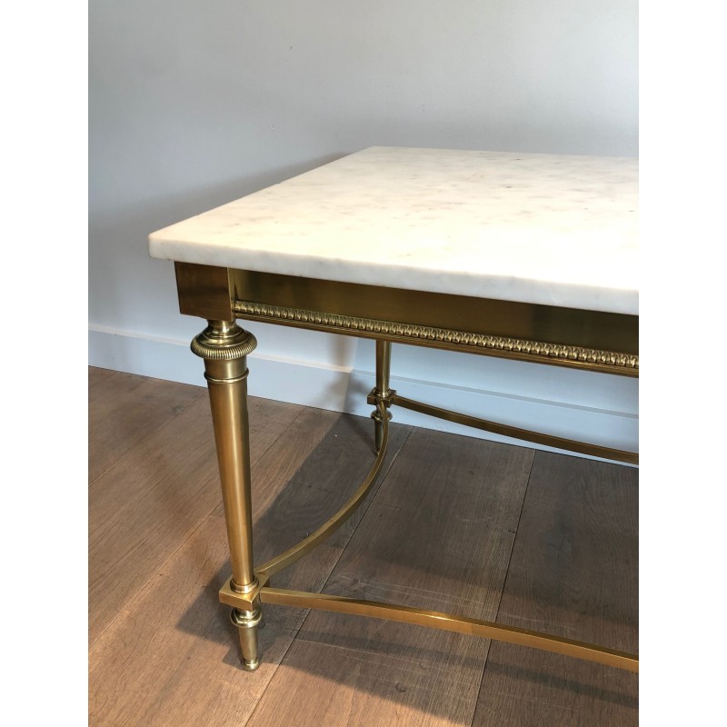 Table Basse Néoclassique en Laiton et Plateau de Marbre Blanc de Carrare, dans le Goût de la Maison Ramsay, Vers 1940