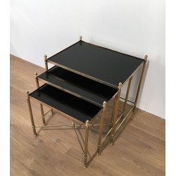 Suite de Trois Tables Gigognes Néoclassiques en Laiton à Plateaux de Verre Laqués Noirs, Maison Jansen, Vers 1940