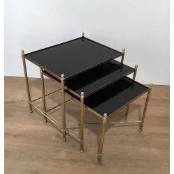 Suite de Trois Tables Gigognes Néoclassiques en Laiton à Plateaux de Verre Laqués Noirs, Maison Jansen, Vers 1940