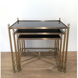 Suite de Trois Tables Gigognes Néoclassiques en Laiton à Plateaux de Verre Laqués Noirs, Maison Jansen, Vers 1940