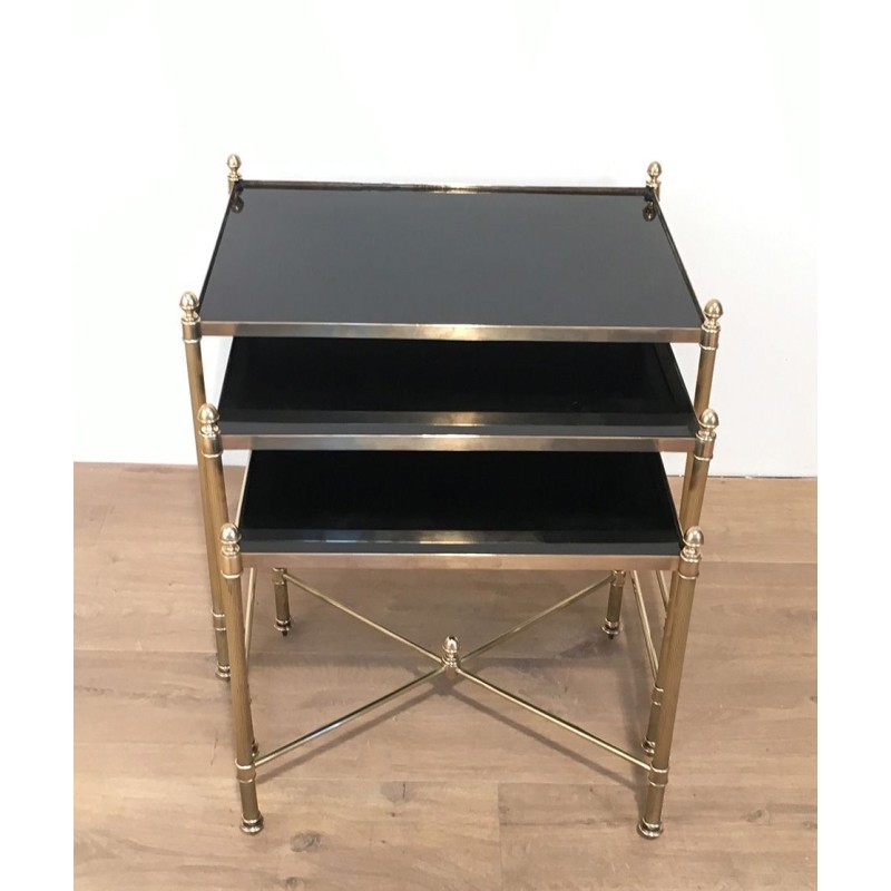 Suite de Trois Tables Gigognes Néoclassiques en Laiton à Plateaux de Verre Laqués Noirs, Maison Jansen, Vers 1940