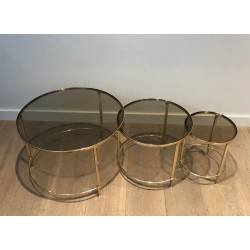 Suite de Trois Tables Gigognes Rondes en Laiton à Plateaux de Verre Fumé, Maison Ramsay, Vers 1940