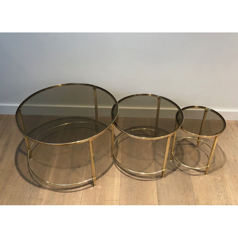 Suite de Trois Tables Gigognes Rondes en Laiton à Plateaux de Verre Fumé, Maison Ramsay, Vers 1940