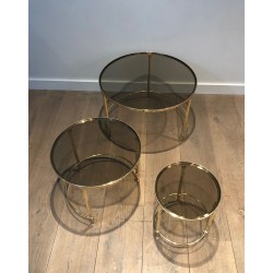 Suite de Trois Tables Gigognes Rondes en Laiton à Plateaux de Verre Fumé, Maison Ramsay, Vers 1940