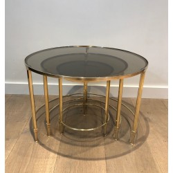 Suite de Trois Tables Gigognes Rondes en Laiton à Plateaux de Verre Fumé, Maison Ramsay, Vers 1940