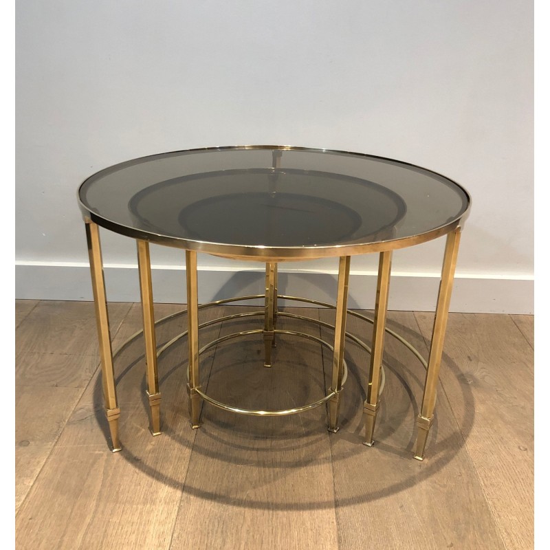 Suite de Trois Tables Gigognes Rondes en Laiton à Plateaux de Verre Fumé, Maison Ramsay, Vers 1940