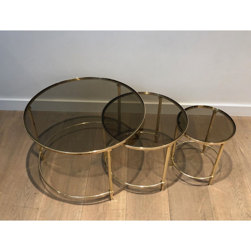 Suite de Trois Tables Gigognes Rondes en Laiton à Plateaux de Verre Fumé, Maison Ramsay, Vers 1940