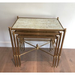 Suite de Trois Tables Gigognes Néoclassiques en Laiton et Plateaux de Verre Façon Antique, Maison Baguès, Vers 1940