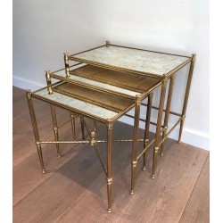Suite de Trois Tables Gigognes Néoclassiques en Laiton et Plateaux de Verre Façon Antique, Maison Baguès, Vers 1940