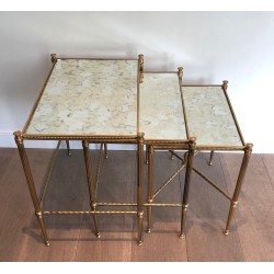 Suite de Trois Tables Gigognes Néoclassiques en Laiton et Plateaux de Verre Façon Antique, Maison Baguès, Vers 1940