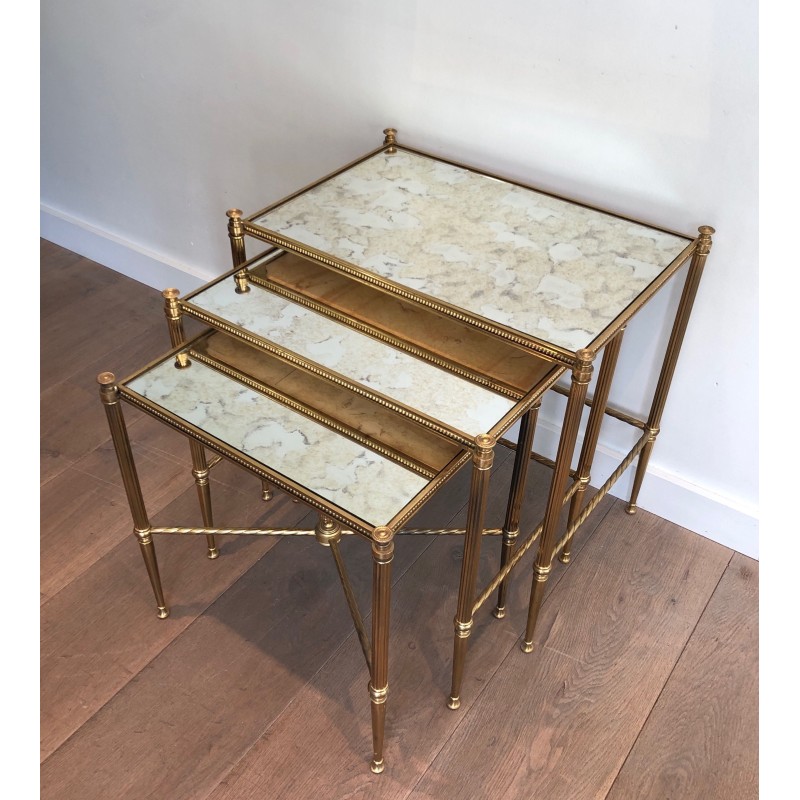 Suite de Trois Tables Gigognes Néoclassiques en Laiton et Plateaux de Verre Façon Antique, Maison Baguès, Vers 1940