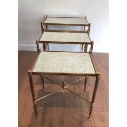 Suite de Trois Tables Gigognes Néoclassiques en Laiton et Plateaux de Verre Façon Antique, Maison Baguès, Vers 1940