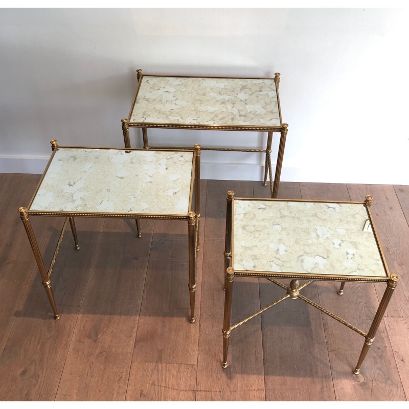 Suite de Trois Tables Gigognes Néoclassiques en Laiton et Plateaux de Verre Façon Antique, Maison Baguès, Vers 1940