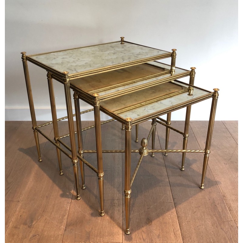 Suite de Trois Tables Gigognes Néoclassiques en Laiton et Plateaux de Verre Façon Antique, Maison Baguès, Vers 1940