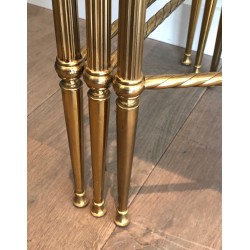 Suite de Trois Tables Gigognes Néoclassiques en Laiton et Plateaux de Verre Façon Antique, Maison Baguès, Vers 1940