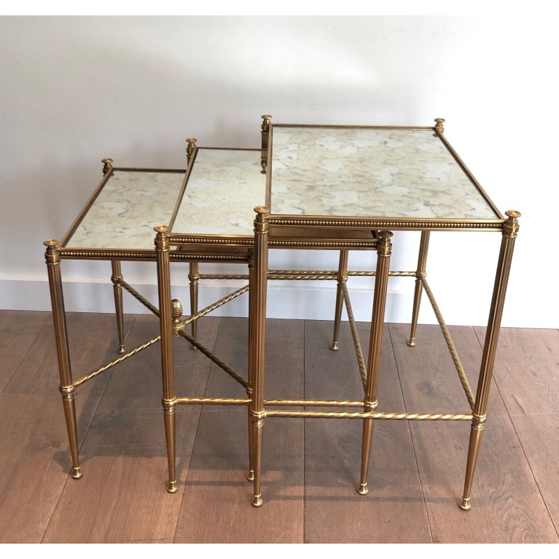Suite de Trois Tables Gigognes Néoclassiques en Laiton et Plateaux de Verre Façon Antique, Maison Baguès, Vers 1940