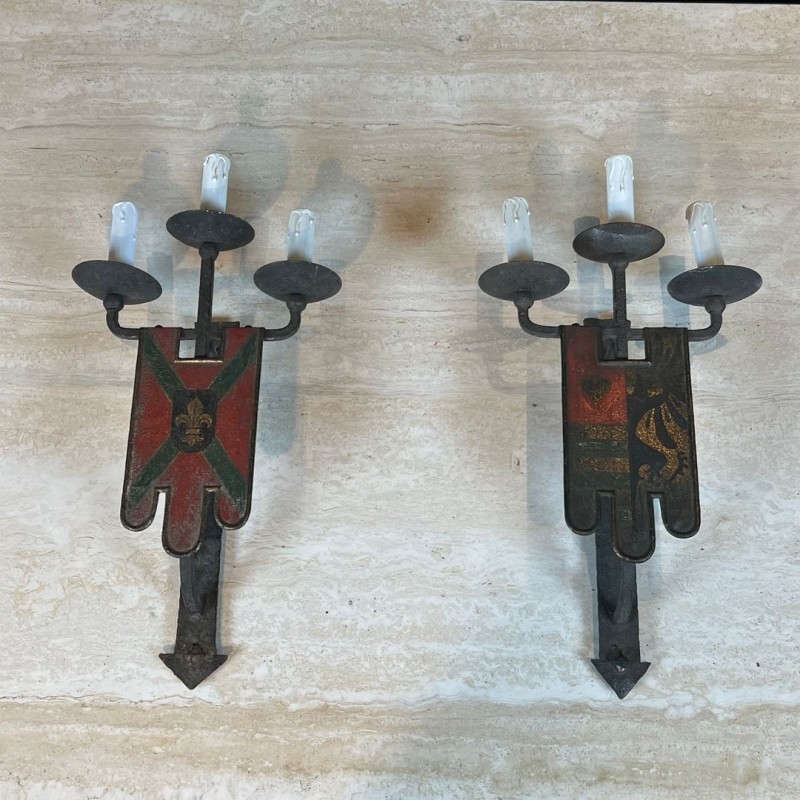 Importante Paire d'Appliques en Fer Forgé au blason à 3 Bras de Lumière de Style Gothique