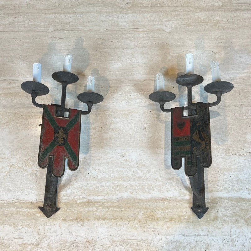 Importante Paire d'Appliques en Fer Forgé au blason à 3 Bras de Lumière de Style Gothique