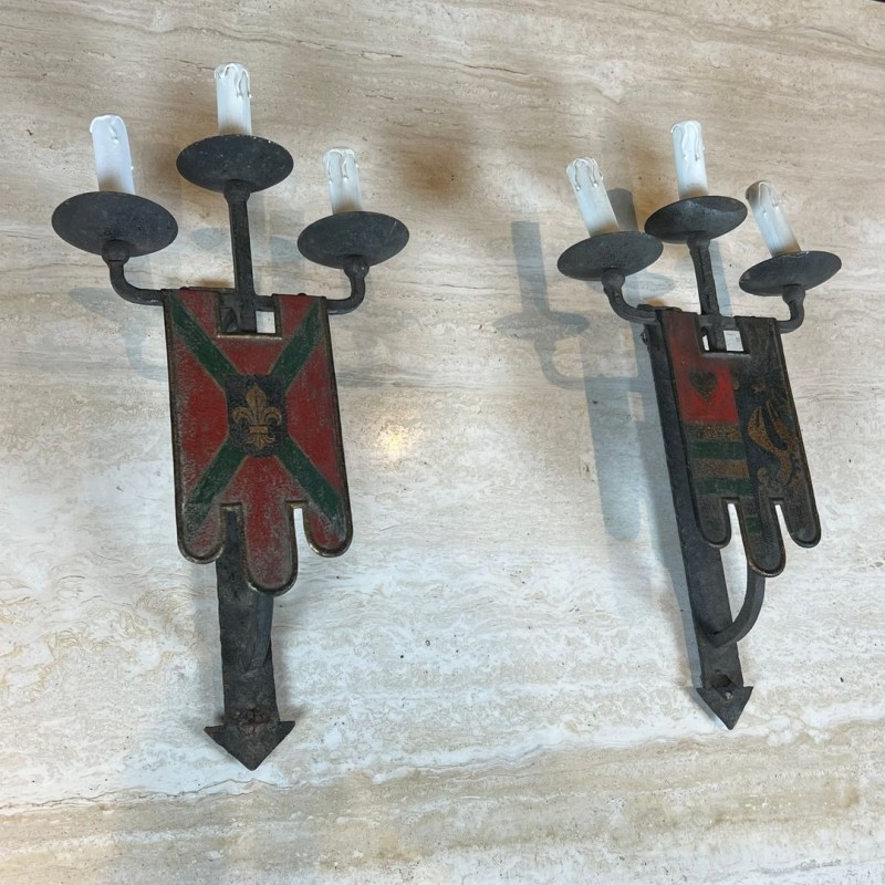Importante Paire d'Appliques en Fer Forgé au blason à 3 Bras de Lumière de Style Gothique