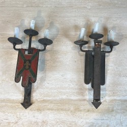 Importante Paire d'Appliques en Fer Forgé au blason à 3 Bras de Lumière de Style Gothique