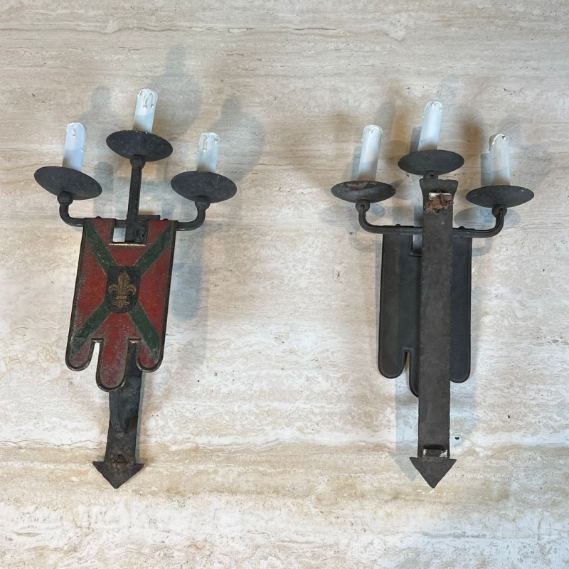 Importante Paire d'Appliques en Fer Forgé au blason à 3 Bras de Lumière de Style Gothique