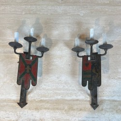 Importante Paire d'Appliques en Fer Forgé au blason à 3 Bras de Lumière de Style Gothique