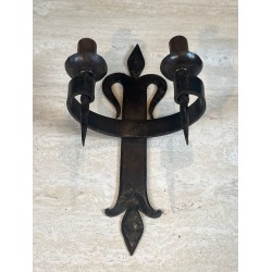 Importante Paire d'Appliques en Fer Forgé "aux Fleurs de Lys" à 2 Bras de Lumière de Style Gothique
