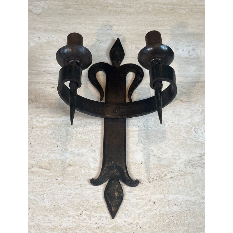 Importante Paire d'Appliques en Fer Forgé "aux Fleurs de Lys" à 2 Bras de Lumière de Style Gothique