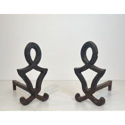 Paire de Chenets Modernistes en Fonte et Fer Forgé par Raymond Subes, Travail Français, Vers 1940