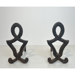 Paire de Chenets Modernistes en Fonte et Fer Forgé par Raymond Subes, Travail Français, Vers 1940
